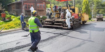 Vuoto recorrió las obras de asfalto en la calle Calafate