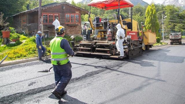 Vuoto recorrió las obras de asfalto en la calle Calafate