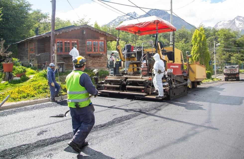 Vuoto recorrió las obras de asfalto en la calle Calafate