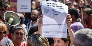 Una maestra llevó una copia ampliada de su recibo de sueldo a la Plaza San Martín.