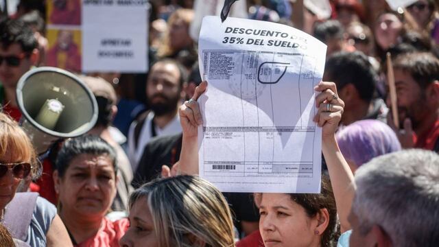 Una maestra llevó una copia ampliada de su recibo de sueldo a la Plaza San Martín.