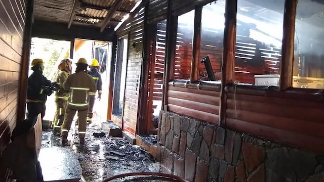 Bomberos Voluntarios de Iguazú lograron salvar una vivienda.