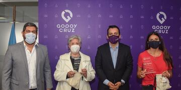 La docente Julia Berón y la deportista Celia Tejerina junto al intendente de Godoy Cruz Tadeo García Zalazar. Gentileza MGC