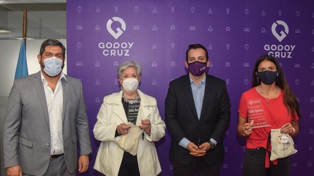 La docente Julia Berón y la deportista Celia Tejerina junto al intendente de Godoy Cruz Tadeo García Zalazar. Gentileza MGC