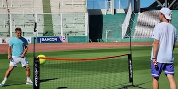 Un poco de fútbol-tenis en el Kempes para Shwartzman y Thiem. (Prensa Agencia Córdoba Deportes)