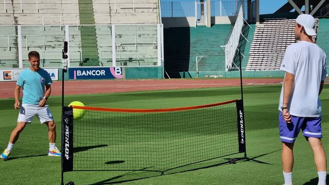 Un poco de fútbol-tenis en el Kempes para Shwartzman y Thiem. (Prensa Agencia Córdoba Deportes)