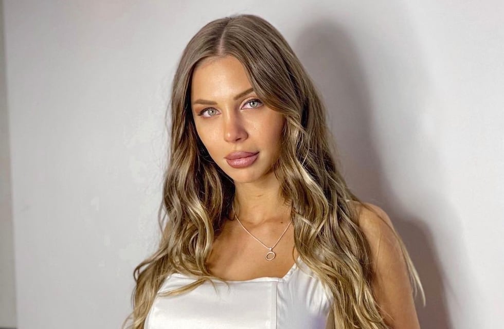 En bikini negra, Romina Malaspina combatió al frío desde su balcón