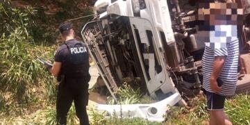 Guaraní: camión volcó y su chofer terminó herido de gravedad.
