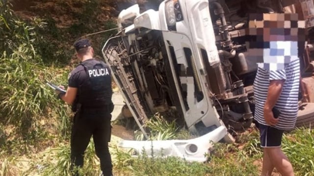 Guaraní: camión volcó y su chofer terminó herido de gravedad.