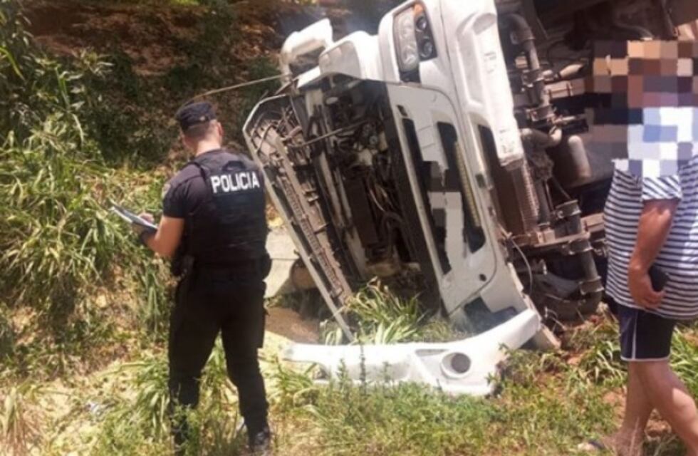 Guaraní: camión volcó y su chofer terminó herido de gravedad