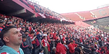 Hinchada de Instituto en la cancha de Colón, en el partido contra Huracán por la Copa Argentina. (La Voz)