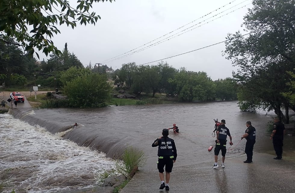 Intentó cruzar el vado y casi se lo lleva el río: rescate de urgencia a un motociclista en Estancia Vieja