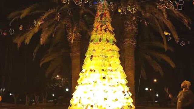 Los vecinos armaron un árbol navideño de 3 metros de alto decorado con botellas plásticas.