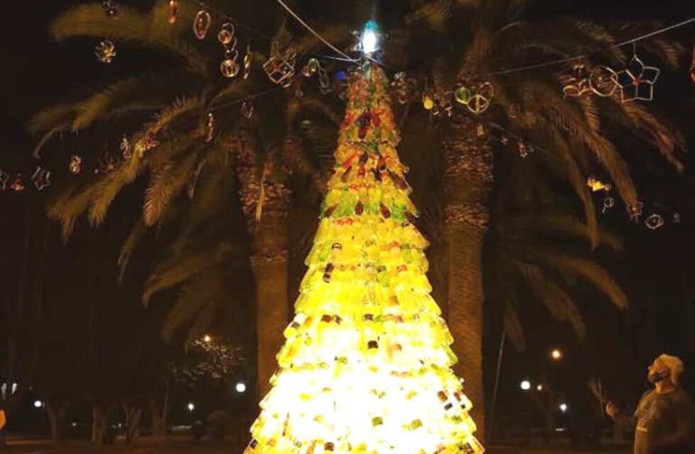 El pino navideño gigante decorado con material reciclado volvió a brillar en Goudge