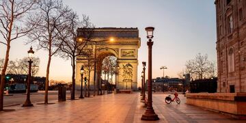 Cada vez menos se verán imágenes de una París desierta debido a que Francia flexibiliza sus cuarentenas. Foto AP.