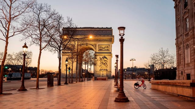 Cada vez menos se verán imágenes de una París desierta debido a que Francia flexibiliza sus cuarentenas. Foto AP.