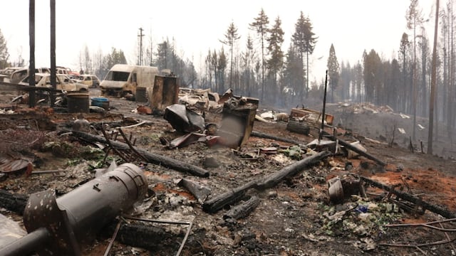 El fuego está controlado, pero antes destruyó todo a su paso.