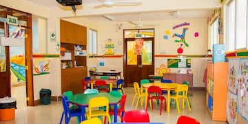 Clarisa da clases en una sala múltiple en Santa Catalina.