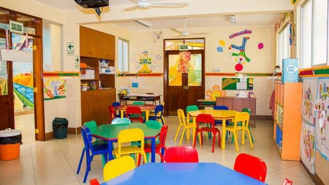 Clarisa da clases en una sala múltiple en Santa Catalina.