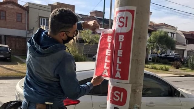 Cansados de la suciedad vecinos de un barrio salteño arrancaron carteles políticos.