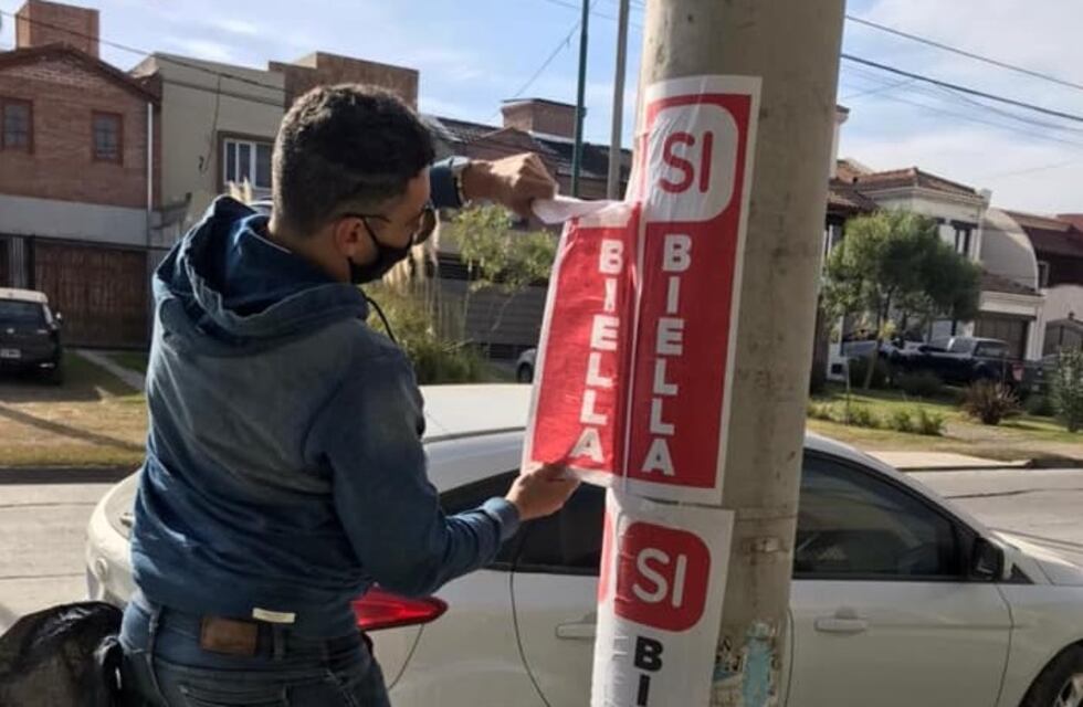 Cansados de la suciedad vecinos de un barrio salteño arrancaron carteles políticos