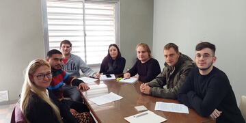 Las juventudes del Partido Demócrata Progresista y del PRO, elaboraron en conjunto dos iniciativas las cuales le fueron presentadas a Lisandro Mársico, quién las ingresó al Concejo Municipal.
Una de ellas constituye un proyecto de ordenanza a los fines de que los comercios, bares y restaurantes que utilizan y/o expenden sorbetes plásticos de cualquier material que no sea biodegradable y/o reciclable deberán proceder a su eliminación definitiva.
“Planteamos también en el Proyecto que el Instituto de Desarrollo Sustentable (IDS), lleve a cabo una campaña de concientización masiva, que visibilice las consecuencias del indiscriminado uso de elementos plásticos, haciendo hincapié en la problemática de la utilización de sorbetes descartables de un solo uso” informó Adriana Seno.
En relación a la otra iniciativa trabajada por los jóvenes es un proyecto de minuta de comunicación a los fines de que el Departamento Ejecutivo proceda a disponer un programa denominado “Rafaela Libre de Humo” el cual consiste en líneas generales en concientizar a la ciudadanía en general sobre el consumo de cigarrillos en los sectores de esparcimiento de la ciudad, previniendo la contaminación que produce no solo el hecho de consumirlos, sino las colillas que se dejan en los diferentes lugares, a los fines de preservar la naturaleza, mejorar la calidad del descanso en ese sector y prevenir enfermedades.
“Sugerimos incluso instalar en toda el área del palacio municipal colilleros con el fin de recolectar las colillas que de otra forma terminan en el suelo o sumideros, con el fin de generar conciencia sobre el impacto medioambiental y la colocación de recipientes acordes para depositar las colillas de los cigarrillos en los espacios públicos” agregó Luis Aresca.
“Generalmente las colillas se tiran al piso y cuando llueve son arrastradas a las alcantarillas y a las fuentes de agua. Algunas de las sustancias que se encuentran en las colillas de cigarrillos eliminadas incluyen: nicotina, alquitrán, arsénico, plomo e hidrocarburos poliaromáticos, todos insumos sumamente contaminantes”, sostuvo Adriana Seno.
“A su vez, es posible generar un proceso de reciclaje con las colillas de cigarrillos recolectadas y proceder a transformarlas en materiales para la construcción, por ejemplo, ladrillos” agregó la Arq. Carla Boidi.
Este grupo de jóvenes integrado por Luis Aresca, Adriana Seno, Carla Boidi, Leo Baruchelli, Juan Kalvermatter, Eric Donnet, Valentín Menossi, entre otros, han constituido un espacio de encuentro permanente para trabajar sobre diferentes temáticas, entre las cuales, en este caso han incluido la protección de nuestro medio ambiente.