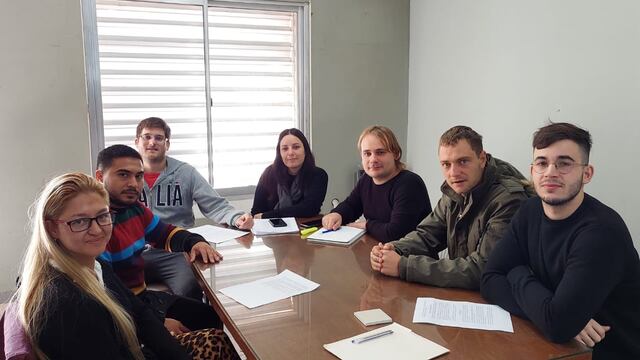 Las juventudes del Partido Demócrata Progresista y del PRO, elaboraron en conjunto dos iniciativas las cuales le fueron presentadas a Lisandro Mársico, quién las ingresó al Concejo Municipal. 
Una de ellas constituye un proyecto de ordenanza a los fines de que los comercios, bares y restaurantes que utilizan y/o expenden sorbetes plásticos de cualquier material que no sea biodegradable y/o reciclable deberán proceder a su eliminación definitiva.
“Planteamos también en el Proyecto  que el Instituto de Desarrollo Sustentable (IDS), lleve a cabo una campaña de concientización masiva, que visibilice las consecuencias del indiscriminado uso de elementos plásticos, haciendo hincapié en la problemática de la utilización de sorbetes descartables de un solo uso” informó Adriana Seno.
En relación a la otra iniciativa trabajada por los jóvenes es un proyecto de minuta de comunicación a los fines de que el Departamento Ejecutivo proceda a disponer un programa denominado “Rafaela Libre de Humo” el cual consiste en líneas generales en concientizar a la ciudadanía en general sobre el consumo de cigarrillos en los sectores de esparcimiento de la ciudad, previniendo la contaminación que produce no solo el hecho de consumirlos, sino las colillas que se dejan en los diferentes lugares, a los fines de preservar la naturaleza, mejorar la calidad del descanso en ese sector y prevenir enfermedades.
“Sugerimos incluso instalar en toda el área del palacio municipal colilleros con el fin de recolectar las colillas que de otra forma terminan en el suelo o sumideros, con el fin de generar conciencia sobre el impacto medioambiental y la colocación de  recipientes acordes para depositar las colillas de los cigarrillos en los espacios públicos” agregó Luis Aresca.
“Generalmente las colillas se tiran al piso y cuando llueve son arrastradas a las alcantarillas y a las fuentes de agua. Algunas de las sustancias que se encuentran en las colillas de cigarrillos eliminadas incluyen: nicotina, alquitrán, arsénico, plomo e hidrocarburos poliaromáticos, todos insumos sumamente contaminantes”, sostuvo Adriana Seno.
“A su vez, es posible generar un proceso de reciclaje con las colillas de cigarrillos recolectadas y proceder a transformarlas en materiales para la construcción, por ejemplo, ladrillos” agregó la Arq. Carla Boidi.  
Este grupo de jóvenes integrado por Luis Aresca, Adriana Seno, Carla Boidi, Leo Baruchelli, Juan Kalvermatter, Eric Donnet, Valentín Menossi, entre otros,  han constituido un espacio de encuentro permanente para trabajar sobre diferentes temáticas, entre las cuales, en este caso han incluido la protección de nuestro medio ambiente.