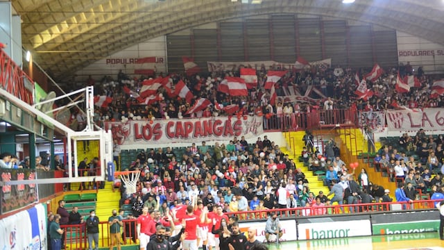 Con las dos hinchadas, el clima de clásico en el Cerutti fue tremendo (Foto: Javier Ferreyra).