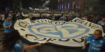 Belgrano festejó por las calles de Alberdi el 120 aniversario. Y en el Gigante, recibirá a Talleres en el clásico cordobés (Facundo Luque - La Voz).