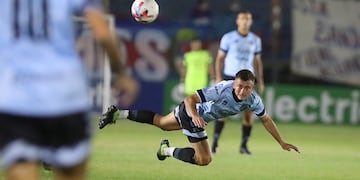 Santiago Longo saca todo. De cabeza, Pablo Vegetti anotó la diferencia para Belgrano (Prensa Belgrano).
