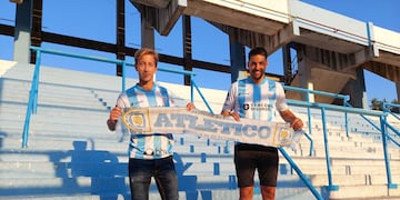 Julio Salvá y Facundo Castillón firmaron este lunes su contrato con Atlético de Rafaela