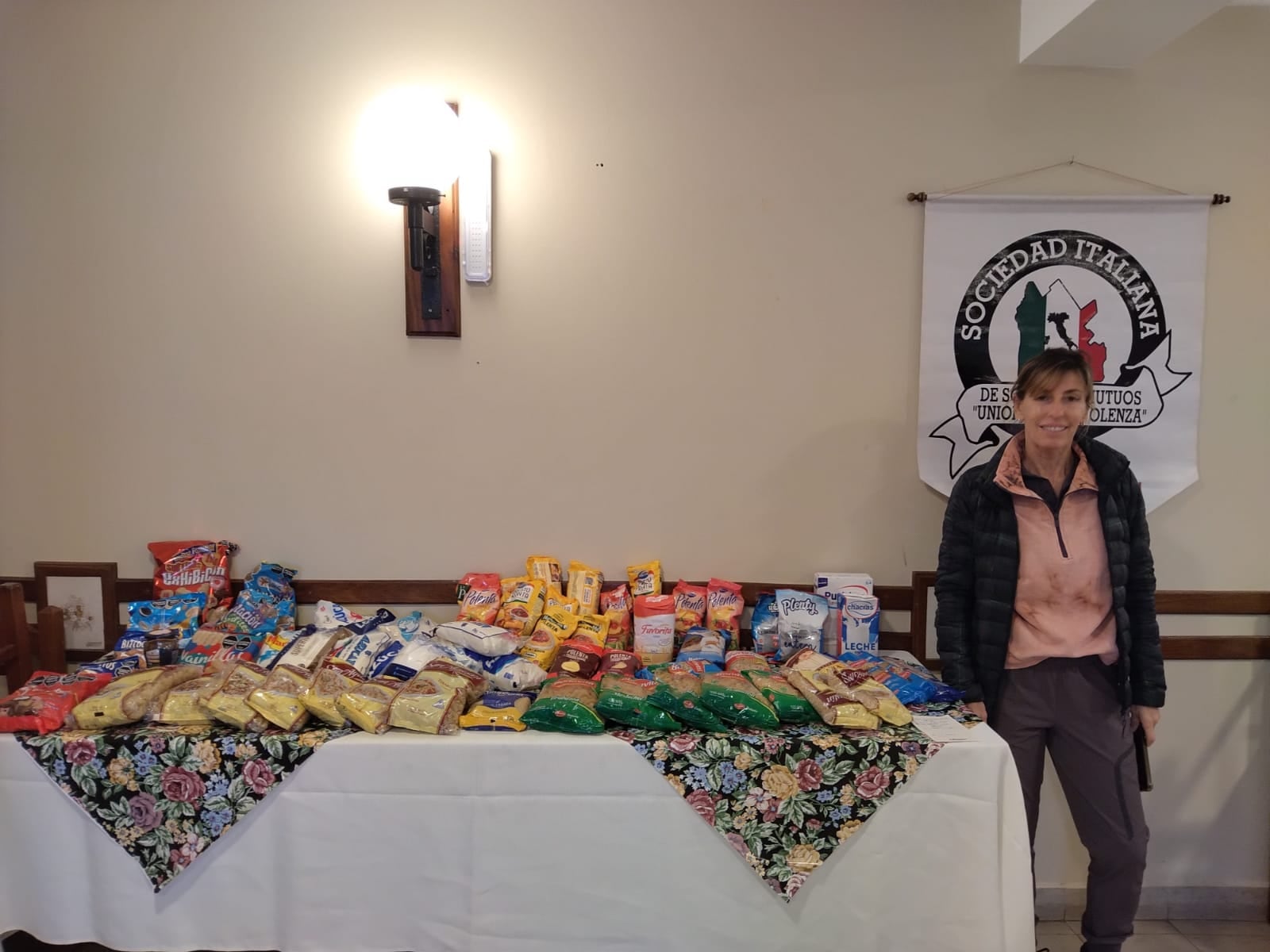 representante de los Jardines Comunitarios Frutillitas. retiraron donaciones de la charla Mujeres con Mayúscula