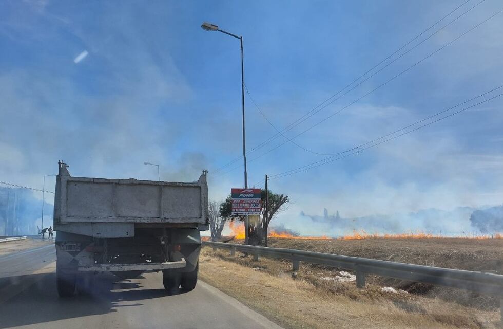 Se incendió un descampado en Córdoba: Bomberos evitaron que las llamas lleguen a una estación de servicio