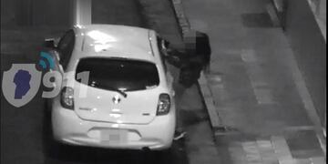 La mujer se trepó a la ventana del auto para poder ingresar y robar lo que había en el interior del vehículo.