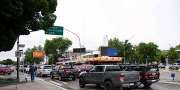 Beduinos 4x4 llegó con 18 camionetas con artículos donados para la escuela Fuerte Nuevo en Alvear.