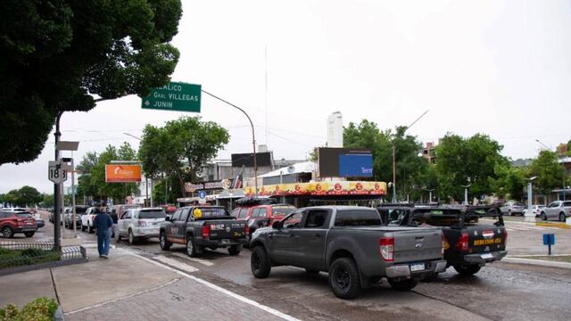 Beduinos 4x4 llegó con 18 camionetas con artículos donados para la escuela Fuerte Nuevo en Alvear.