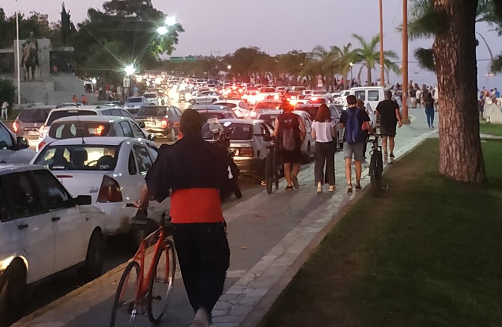 La costanera de Santa Fe desbordada de gente a pesar de las restricciones