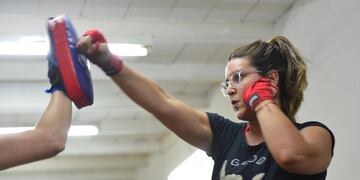 Ejercicios de autodefensa femenina.