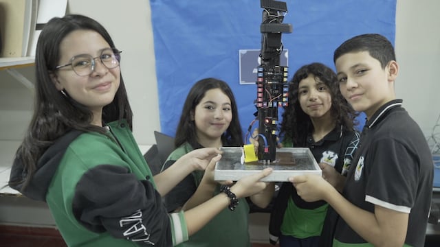 Los chicos que representarán al país en el certamen, junto a su creación. (Municipalidad de Córdoba)