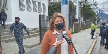 La candidata al frente de todos emitió su voto.