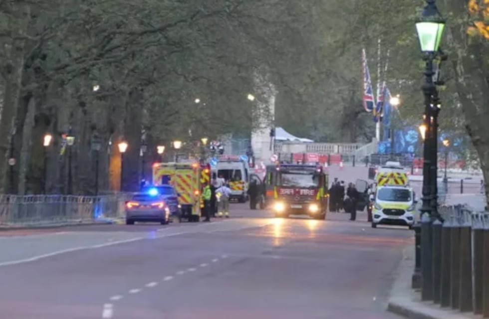 Tensión frente al Palacio de Buckingham: la policía debió detener a un sospechoso que estado armado, a días de la coronación de Carlos III