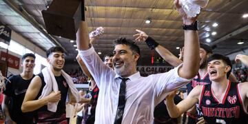 Lucas Victoriano con la copa de Súper 20 que ganó Instituto (Prensa Liga Nacional)