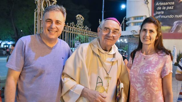 Luis Castellano y su esposa junto al obispo Luis Fernández