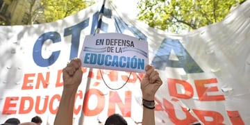Los docentes reclaman por la restitución del FONID y una mejora salarial
