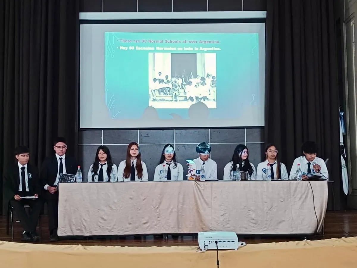 Como parte de la programación preparada por la Escuela Normal para la "Noche de los Museos", alumnos expusieron trabajos de investigación realizados durante el año.