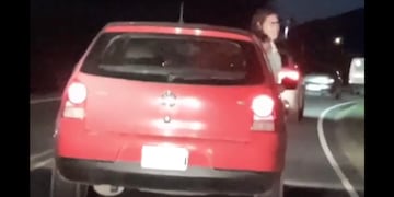 Llevaba a una niña de acompañante, sin cinturón y con medio cuerpo fuera de la ventanilla.