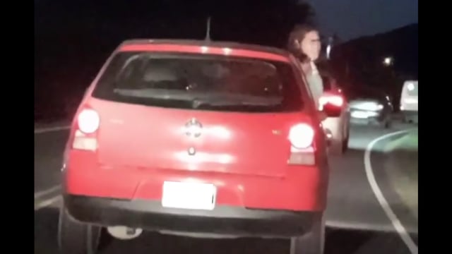 Llevaba a una niña de acompañante, sin cinturón y con medio cuerpo fuera de la ventanilla.