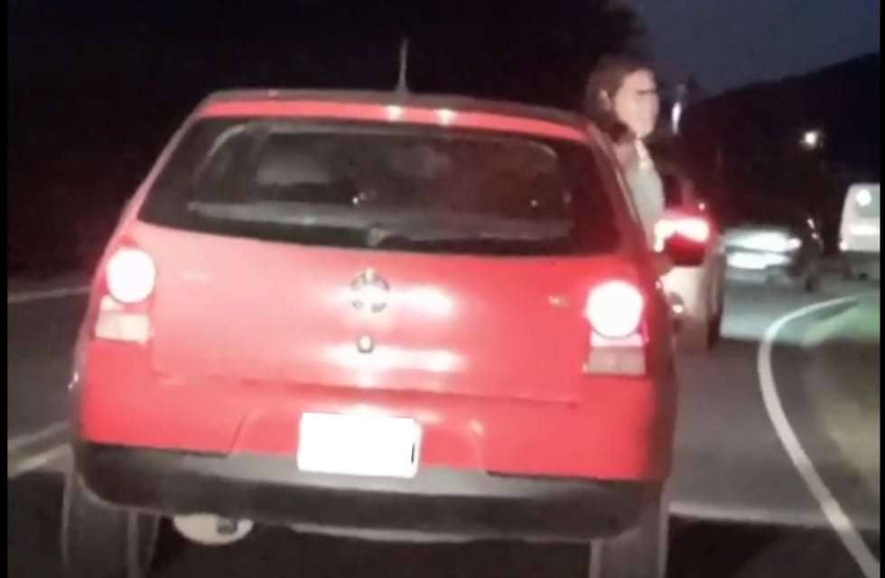 Imprudencia al volante en Córdoba: viajaba con una niña que llevaba la mitad de su cuerpo fuera del auto