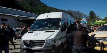 Agresiones a la camioneta que trasladaba al presidente Alberto Fernández en su visita a Lago Puelo, provincia de Chubut. (Clarín)