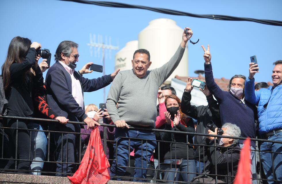 Luis D’Elía recibió la libertad condicional y se cortó la tobillera electrónica en un acto